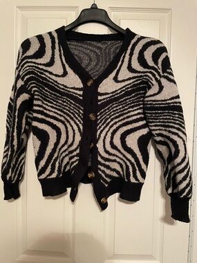 Black & White Swirl Pattern V-Neck Cardigan Sweater